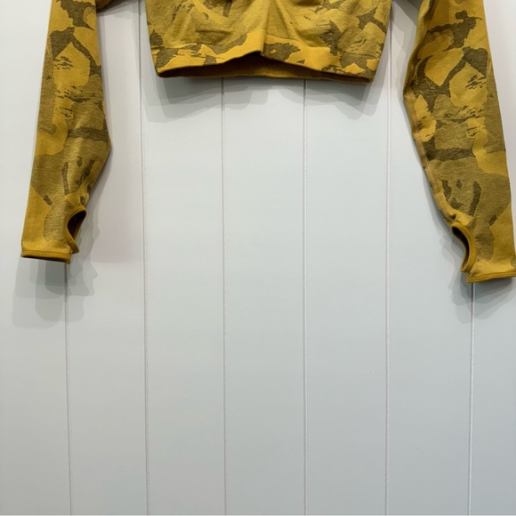 Gymshark Adapt Camo Seamless Long Sleeve Crop Top Medium Stretch Gym Workout - Picture 8 of 13